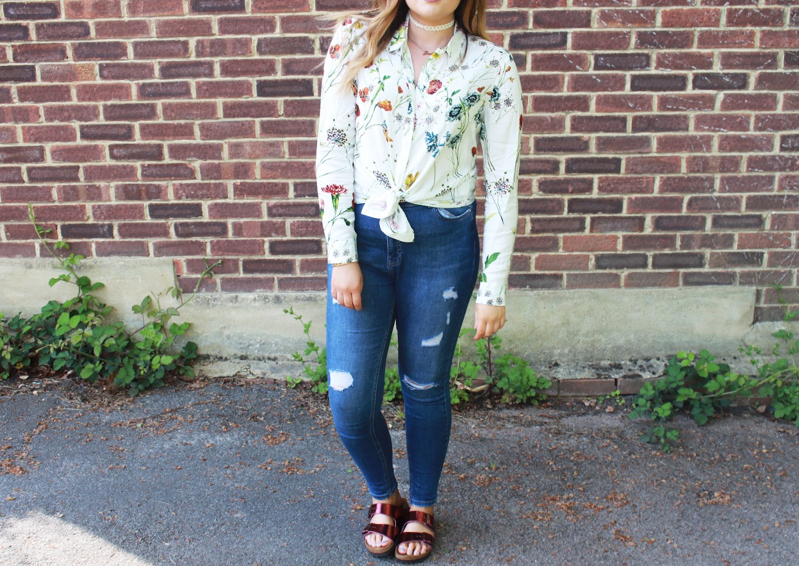 summer body confidence, the confident way to step into summer, summer outfit ideas, spring outfit ideas, summer ootd 2016, warehouse floral shirt, misguided ripped jeans, cheap reflective sunglasses, chocker style 2016, cool ways to wear birkenstocks