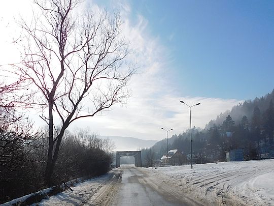 Stalowy most nad Wisłoką.