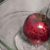 Elle verse de l'eau chaude sur sa pomme achetée à l'épicerie ce qui apparaît sur la pelure: OMG!