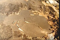Fuente: https://bangshift.com/bangshiftxl/lake-peigneur/ Gabarras en el torbellino