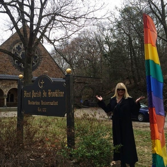 #EUA: Monique Evans posta foto de igreja com bandeira gay;