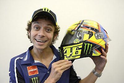   Biografi Valentino rossi                    Valentino rossi Siapa yang tidak mengenal pembalap yang satu ini, pembalap dengan julukan The doctor ini telah lama berkiprah di ajang balapan sejak tahun 1996, yang dikala itu ia masih berada dikelas 125 cc. Saat ini umur valentino rossi yang menginjak 38 tahun, dan itu sudah cukup tua untuk balapan, tapi umur tidak lah menjadi penghalang sang the doctor ini untuk melanjutkan karirnya diajang balapan paling bergengsi didunia ini, berbagai rumor telah menyebar dan dikatakan bahwa valentino rossi tidak lama lagi akan pensiun,sangat disayangkan . Padahal fans dari seorang valentino rossi ini sangat lah banyak dan bisa dikatakan valentino rossi ini adalah legendanya pembalap, dan itu benar sekali.  Valentino Rossi lahir di Urbino Italia Hari Jum’at 16 Februari 1979, dia merupakan seorang pembalap sekaligus icon MotoGP di Abad 21 ini, gaya selebrasi yang unik dank has serta kebiasaannya yang sering membuat para penggemar motogp tersenyum merupakan magnet tersendiri bagi Valentino Rossi. Ayahnya juga adalah salah satu pembalap Italia yang cukup terkenal, Graziano Rossi sedangkan ibunya bernama Stefania. Ia diperkenalkan kepada dunia balap lewat Go-Kart, ayahnya membelikan mobil Go-Kart Untuk Vale sebagai pengganti sepeda nya.  Kemudian ia memenangkan kejuaraan