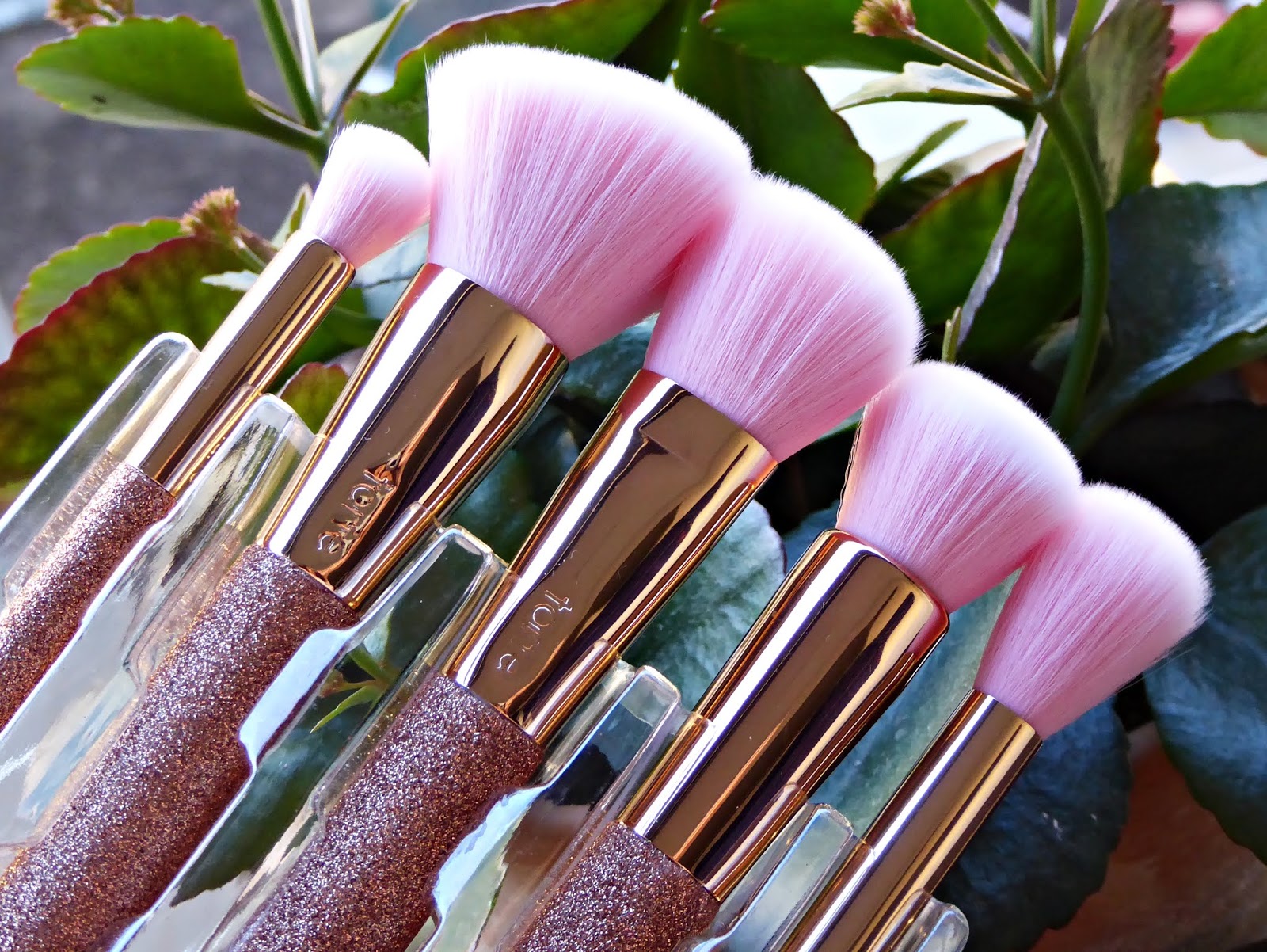 Envuelta en crema Goal getters contour brush set de Tarte, un kit de