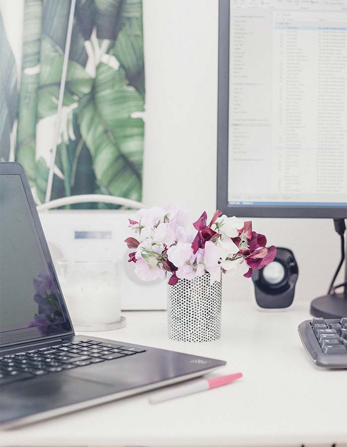 Inspiração pequeno arranjo de flores na decoração do escritório