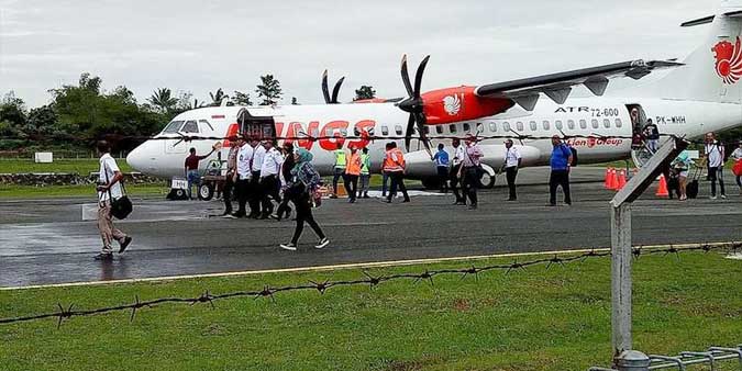 DPRD Harap Infrastruktur Bandara Rar Gwamar Dibenahi Ambon, Malukupost.com - Komisi III DPRD Kabupaten Kepulauan Aru berharap pemerintah segera membenahi infrastruktur pendukung Bandara Rar Gwamar Dobo agar bisa melayani pesawat berbagai maskapai yang ingin masuk ke daerah itu. "Untuk landasan pacunya baru mencapai 1.400 meter dan perlu ditingkatkan lagi agar bisa didarati pesawat terbang yang lebih besar, tetapi sarana infrastruktur pendukung lain seperti terminal dan sebagainya perlu dibenahi," kata anggota komisi III DPRD setempat, Marthin Tuhumury di Ambon, Rabu (29/3).