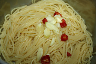  pasta aglio olio peperoncino pomodoro