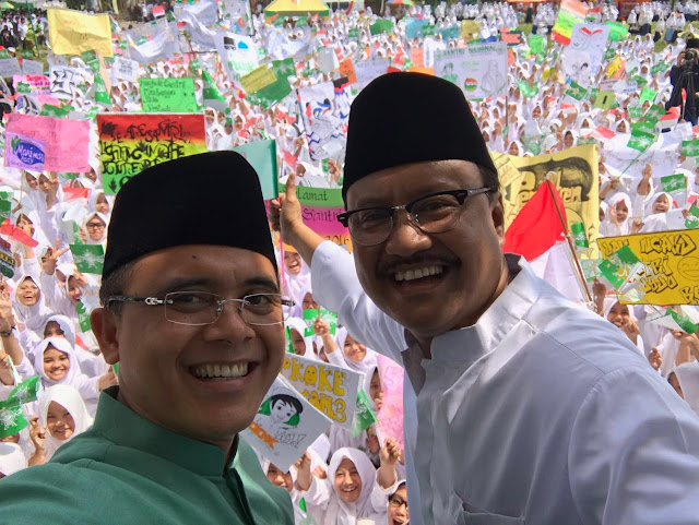 Bupati Banyuwangi Azwar Anas dan Wakil Gubernur Jawa Timur, Saifullah Yusuf dalam kirab #HariSantri 2016 - Kirab Hari Santri - Di Ponpes Darussalam Blok Agung Banyuwangi Jawa Timur, Kamis (13/10/2016) Bupati Banyuwangi Azwar Anas dan Wakil Gubernur Jawa Timur, Saifullah Yusuf dalam kirab #HariSantri 2016 - Kirab Hari Santri - Di Ponpes Darussalam Blok Agung Banyuwangi Jawa Timur, Kamis (13/10/2016)