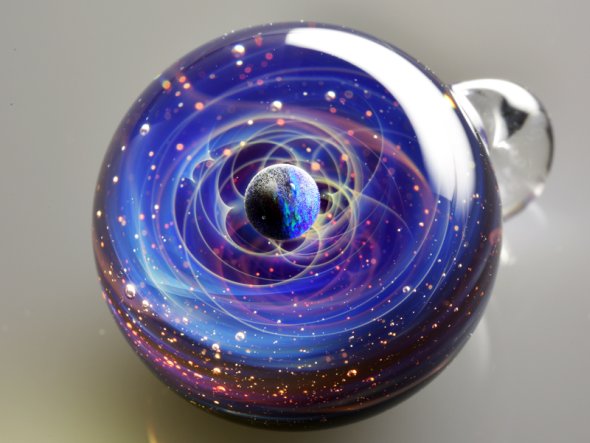 O espaço e o universo aprisionados em pequenas bolas de vidro nas incríveis esculturas de Satoshi Tomizu Satoshi Tomizu arte vidro escultura joalheria universos espaço