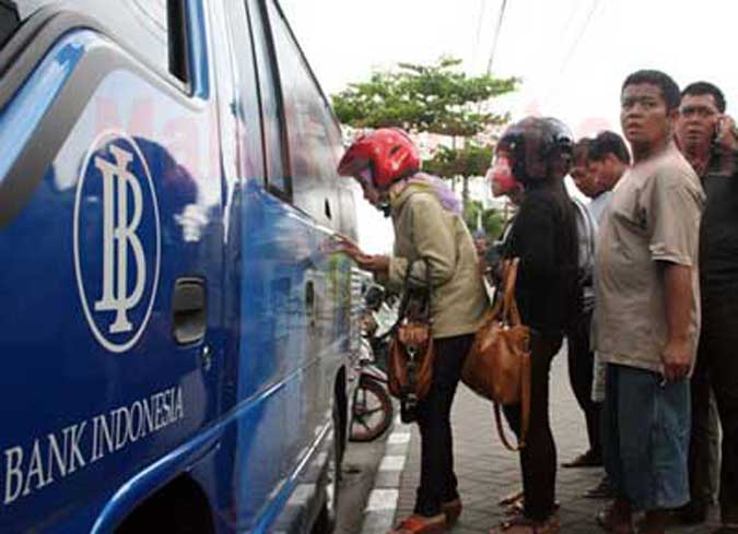BI Tambah Frekuensi Pelayanan Mobil Kas Keliling Ambon, Malukupost.com - Bank Indonesia (BI) Perwakilan Maluku menjelang perayaan Natal 25 Desember 2016 maupun tahun baru 1 Januari 2017 akan menambah frekuensi pelayanan mobil kas keliling bagi masyarakat Kota Ambon dan sekitarnya. "Jadi kalau selama ini mobil kas keliling yang ditempatkan di pusat Kota Ambon yakni Matahari Ambon Plasa hanya beberapa hari dalam seminggu akan ditingkatkan menjadi seminggu penuh dan beroperasi sejak pagi hari,"kata Kepala Deputi Perwakilan BI Provinsi Maluku Joko Triono di Ambon, Sabtu (10/12). Dia menjelaskan, mobil kas keliling akan beroperasi mulai dari pukul 08.00 WIT sampai sore hari setiap hari.