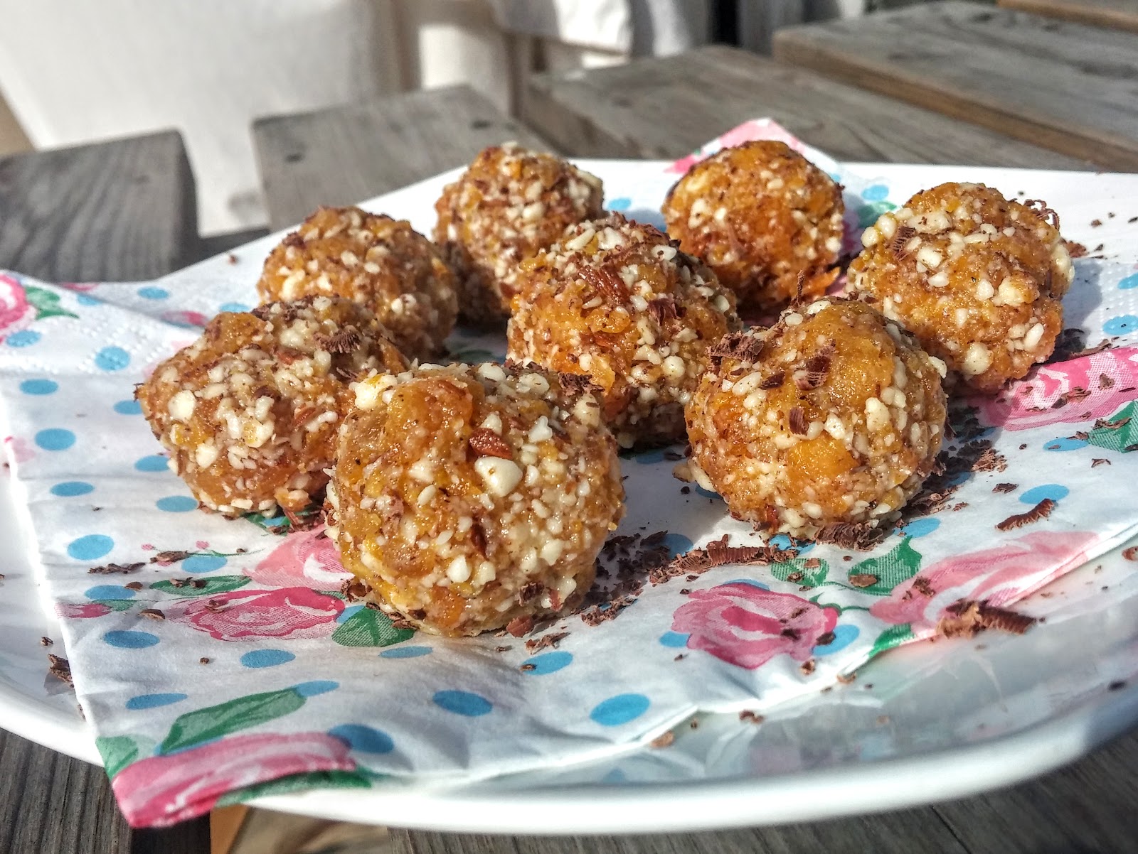 Mango and almond energy bites with coconut oil 