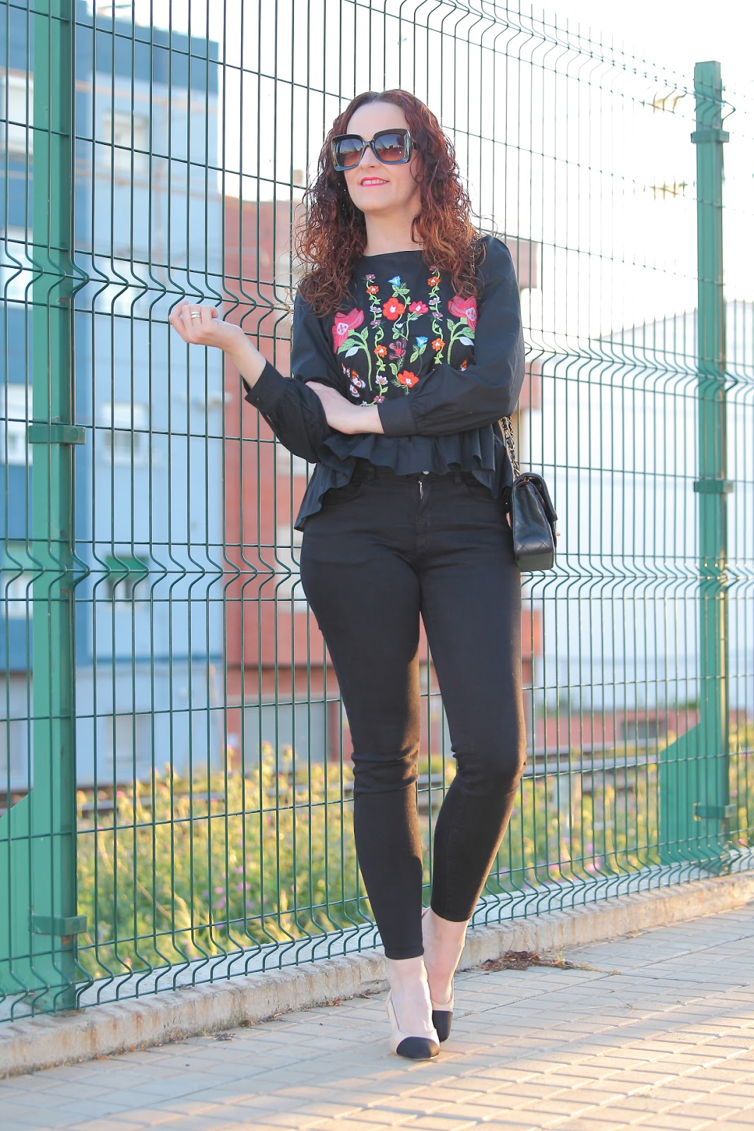 BLUSA BORDADA + BOLSO CHANEL - Black Dress Inspiration