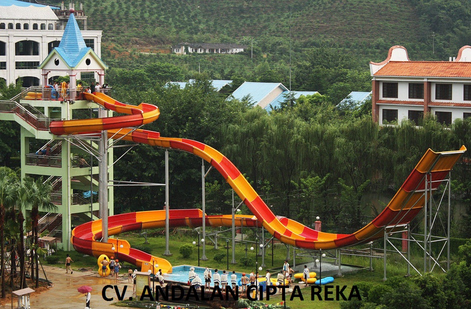 BOOMERANG SLIDE KONTRAKTOR WATERPARK