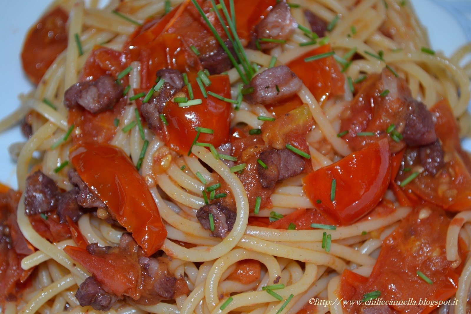 Chili & Cannella Spaghetti con pomodorini e pancetta