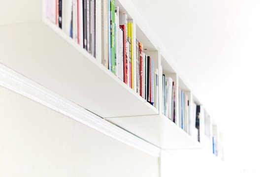 almacenaje-libros-sobre puerta