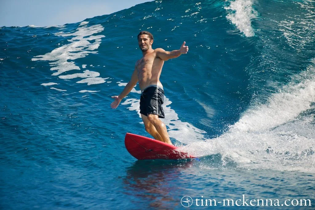 Bixente Lizarazu surfeando en Teahupoo - Tahiti. Fotos de www.Tim-mckenna.com