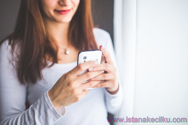 Siapkan Pengaturan Untuk terhubung ke internet pada ponsel Anda, Anda perlu: Ponsel yang mendukung akses internet Layanan telepon seluler yang mendukung transmisi data, seperti 3G, 4G dan Wi-Fi Menggunakan Internet Semua ponsel baru sekarang ini telah memiliki akses internet dengan hanya satu sentuhan atau One-Touch Internet Access. Anda hanya cukup mengaktifkan pre-loaded web-browser yang ada pada ponsel Anda (seperti Google Chrome di ponsel Android atau Safari pada iPhone) dan Anda akan terhubung ke internet langsung. Anda dapat menemukan web browser default pada layar menu utama, atau dalam menu Applications. Seperti saat berselancar di laptop atau desktop, merupakan ide yang baik untuk melakukan bookmark pada halaman web favorit Anda dalam browser ponsel Anda. Bookmark berarti bahwa Anda dapat mengatur alamat website atau blog favorit Anda dan anda sering mengunjungi halaman web tersebut dengan cara praktis dan mudah untuk dikelola. Mendownload Konten Men-download musik, nada dering, foto, atau video pada ponsel kerja Anda, dalam beberapa cara yang sama dapat Anda dapatkan sama seperti saat Anda menggunakan PC atau laptop. Men-download musik, nada dering, foto, atau video pada ponsel kerja Anda, dalam beberapa cara yang sama dapat Anda dapatkan sama seperti saat Anda menggunakan PC atau laptop. Sebagian besar ponsel telah mendedikasikan Musik atau Media Download Software yang memungkinkan Anda dengan cepat dan mudah dapat mentransfer file antara ponsel dan PC atau laptop, misalnya iTunes untuk iPhone Apple. Perangkat lunak ini juga memungkinkan Anda untuk mentransfer musik dari komputer dan CD ke ponsel Anda. Hati-hati saat menggunakan internet tanpa koneksi wifi karena dapat memakan lebih banyak data kuota bulanan Anda. Pelajari lebih lanjut tentang mendapatkan hasil maksimal dari penghematan kuota data Anda di sini: Inilah 6 Cara Sederhana untuk Menghemat Penggunaan Kuota Data Android Anda Keamanan Dalam Berinternet Ponsel "internet" Anda harus mendukung browsing yang aman. Ini perlu diingat bahwa menggunakan layanan internet tertentu pada ponsel Anda, seperti perbankan misalnya, sangat diperlukan bagi ponsel Anda untuk memiliki sertifikat keamanan (security certificates). Ponsel Anda mungkin memiliki semua sertifikat keamanan yang diperlukan saat Anda membelinya, namun, jika tidak, Anda harus menghubungi penyedia layanan Anda. Jika "ponsel cerdas" Anda tidak memerlukan sertifikat keamanan untuk dapat memungkinkan Anda terhubung ke internet dan menggunakan layanan tertentu, Anda dapat men-download sertifikat langsung ke ponsel Anda, atau mentransfernya lansung dari komputer ke ponsel Anda seperti yang Anda biasa lakukan dengan file lainnya. Semoga membantu. Sebagian besar ponsel telah mendedikasikan Musik atau Media Download Software yang memungkinkan Anda dengan cepat dan mudah dapat mentransfer file antara ponsel dan PC atau laptop, misalnya iTunes untuk iPhone Apple. Perangkat lunak ini juga memungkinkan Anda untuk mentransfer musik dari komputer dan CD ke ponsel Anda. Hati-hati saat menggunakan internet tanpa koneksi wifi karena dapat memakan lebih banyak data kuota bulanan Anda. Pelajari lebih lanjut tentang mendapatkan hasil maksimal dari penghematan kuota data Anda di sini: Inilah 6 Cara Sederhana untuk Menghemat Penggunaan Kuota Data Android Anda Keamanan Dalam Berinternet Ponsel "internet" Anda harus mendukung browsing yang aman. Ini perlu diingat bahwa menggunakan layanan internet tertentu pada ponsel Anda, seperti perbankan misalnya, sangat diperlukan bagi ponsel Anda untuk memiliki sertifikat keamanan (security certificates). Ponsel Anda mungkin memiliki semua sertifikat keamanan yang diperlukan saat Anda membelinya, namun, jika tidak, Anda harus menghubungi penyedia layanan Anda. Jika "ponsel cerdas" Anda tidak memerlukan sertifikat keamanan untuk dapat memungkinkan Anda terhubung ke internet dan menggunakan layanan tertentu, Anda dapat men-download sertifikat langsung ke ponsel Anda, atau mentransfernya lansung dari komputer ke ponsel Anda seperti yang Anda biasa lakukan dengan file lainnya. Semoga membantu.