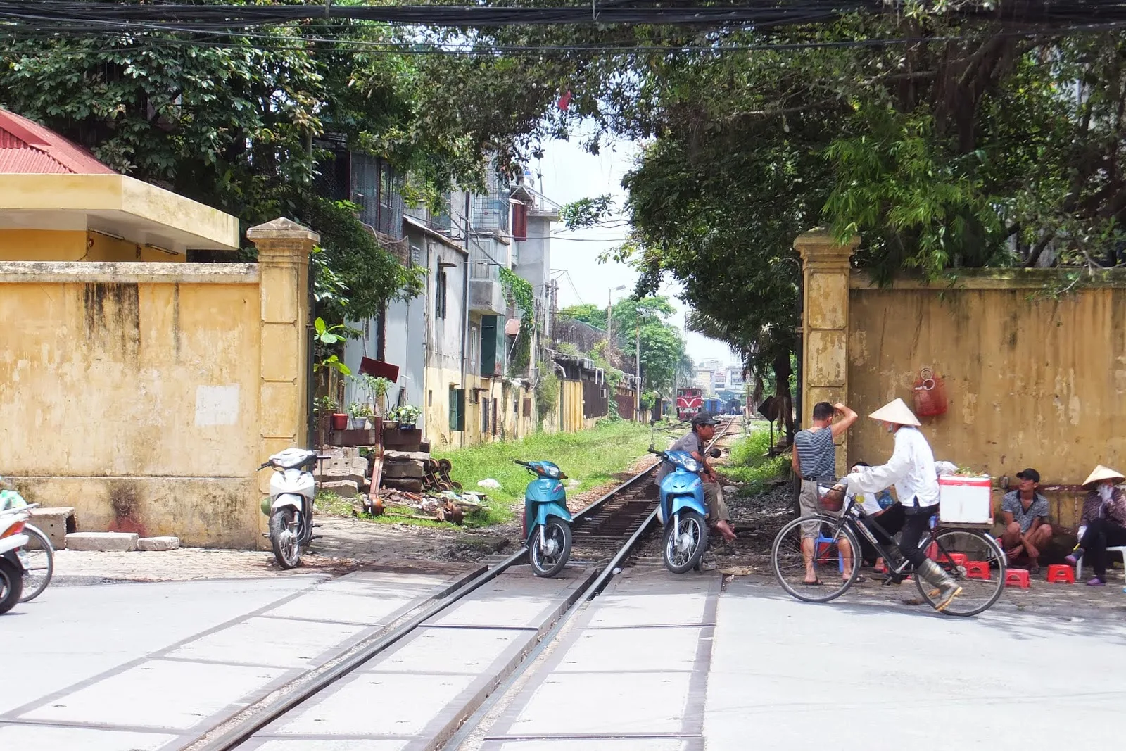 hanoi-railway-crossing ハノイ駅近くの踏切