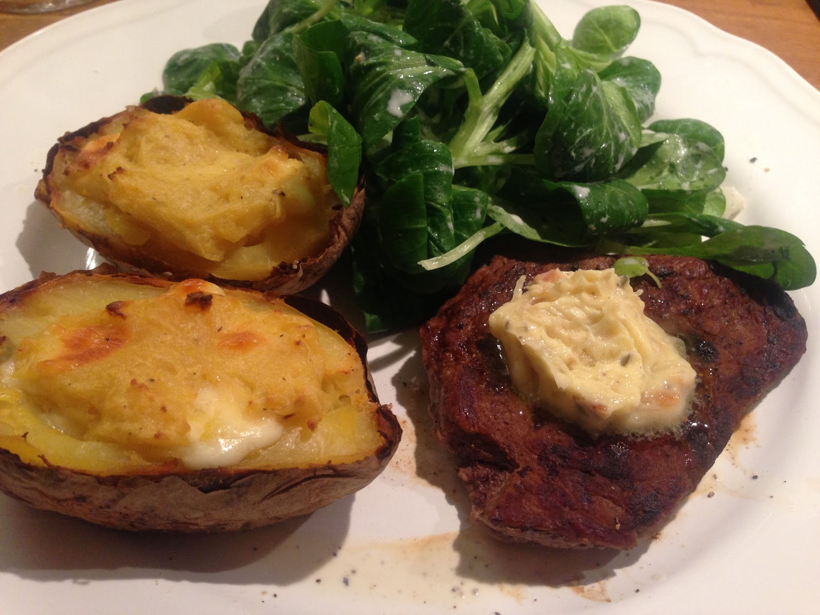 olles *Himmelsglitzerdings*: Steaks mit gefüllten Kartoffeln, Feldsalat ...