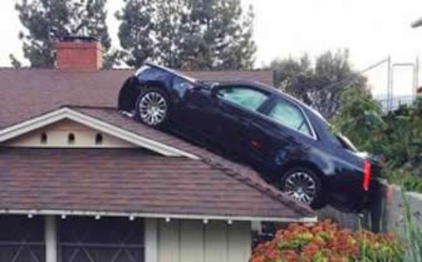 [FOTO] "Encaramó" su carro sobre el techo del vecino