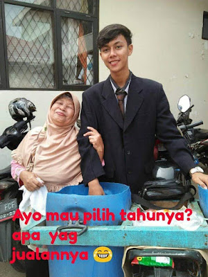 Tukang tahu keren. Jualan pake motor sport dan pake jas dasi Tukang tahu keren. Jualan pake motor sport dan pake jas dasi