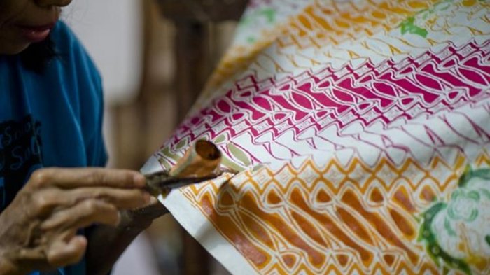 Lestarikan Batik dengan Membeli Batik Tulis dan Cap