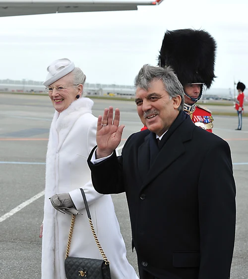   Türkçe  President Gül in Denmark 17.03.2014 Yazdır Yazıları Büyült Yazıları Küçült President Gül in Denmark     President Abdullah Gül, accompanied by First Lady Hayrünnisa Gül, has arrived in Denmark to pay a state visit at the invitation of Her Majesty Queen Margrethe II.  President Gül was welcomed with an official ceremony.  The Presidential plane, upon entering the Danish airspace, was escorted by two F-16 military jets belonging to the Royal Air Force. The First Couple got off the plane with the march played by the Royal Guards of Honor Band and were welcomed by Queen Margrethe II and Prince Henrik. After the welcoming ceremony, 