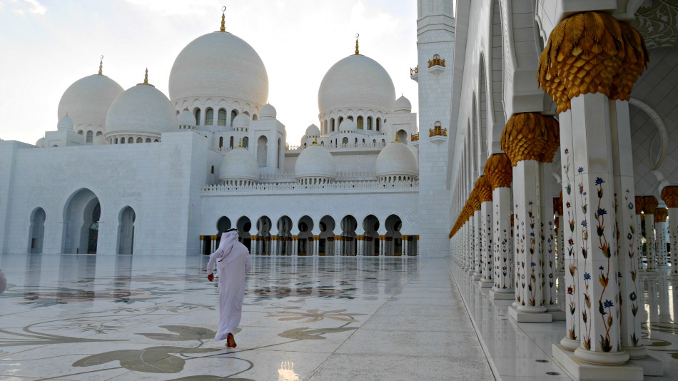 Visiting The Sheikh Zayed Mosque In Abu Dhabi Lux Life The Largest Chandelier In Mosque Is Third World And Each One Made Up Of Millions Swarovski Crystals