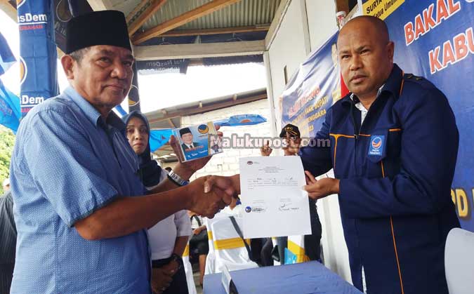 Thaher Hanubun Resmi Daftar NasDem Malra Langgur, Malukupost.com - Setelah mendaftarkan diri Partai Gerakan Indonesia Raya (Gerindra), Bakal Calon Bupati Maluku Tenggara Periode 2018-2023, Thaher Hanubun, resmi mendaftar di Partai Nasional Demokrat (NasDem) Maluku Tenggara (Malra), Langgur, Rabu (12/7). Usai mendaftar di Partai NasDem, Hanubun kepada malukupost,com mengatakan keinginannya untuk mengubah Maluku Tenggara menjadi lebih baik, teristimewa masyarakat Maluku Tenggara yang lebih maju, demokratif, tata pemerintahan yang baik, bersih dan berwibawa dalam dinamika proses pembangunan Kabupaten Maluku Tenggara.