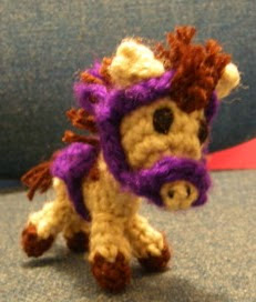 http://translate.google.es/translate?hl=es&sl=en&tl=es&u=http%3A%2F%2Fthesethingsivemade.tumblr.com%2Fpost%2F16557393814%2Fcrochet-horse-pattern