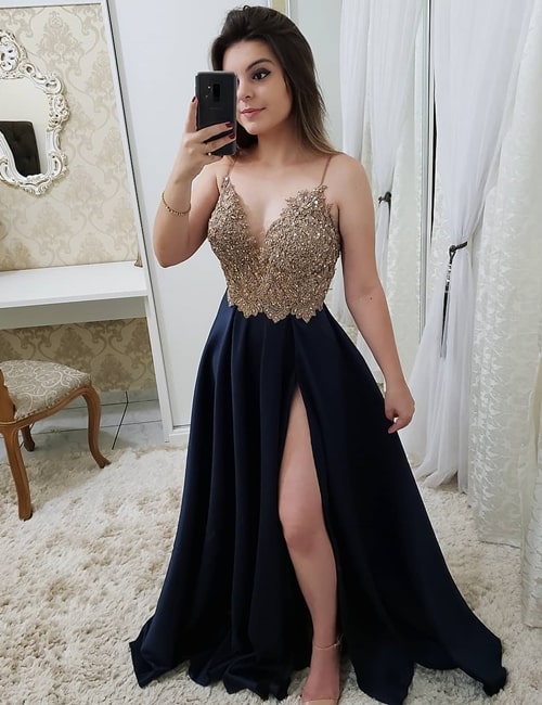 vestido azul com fenda na frente