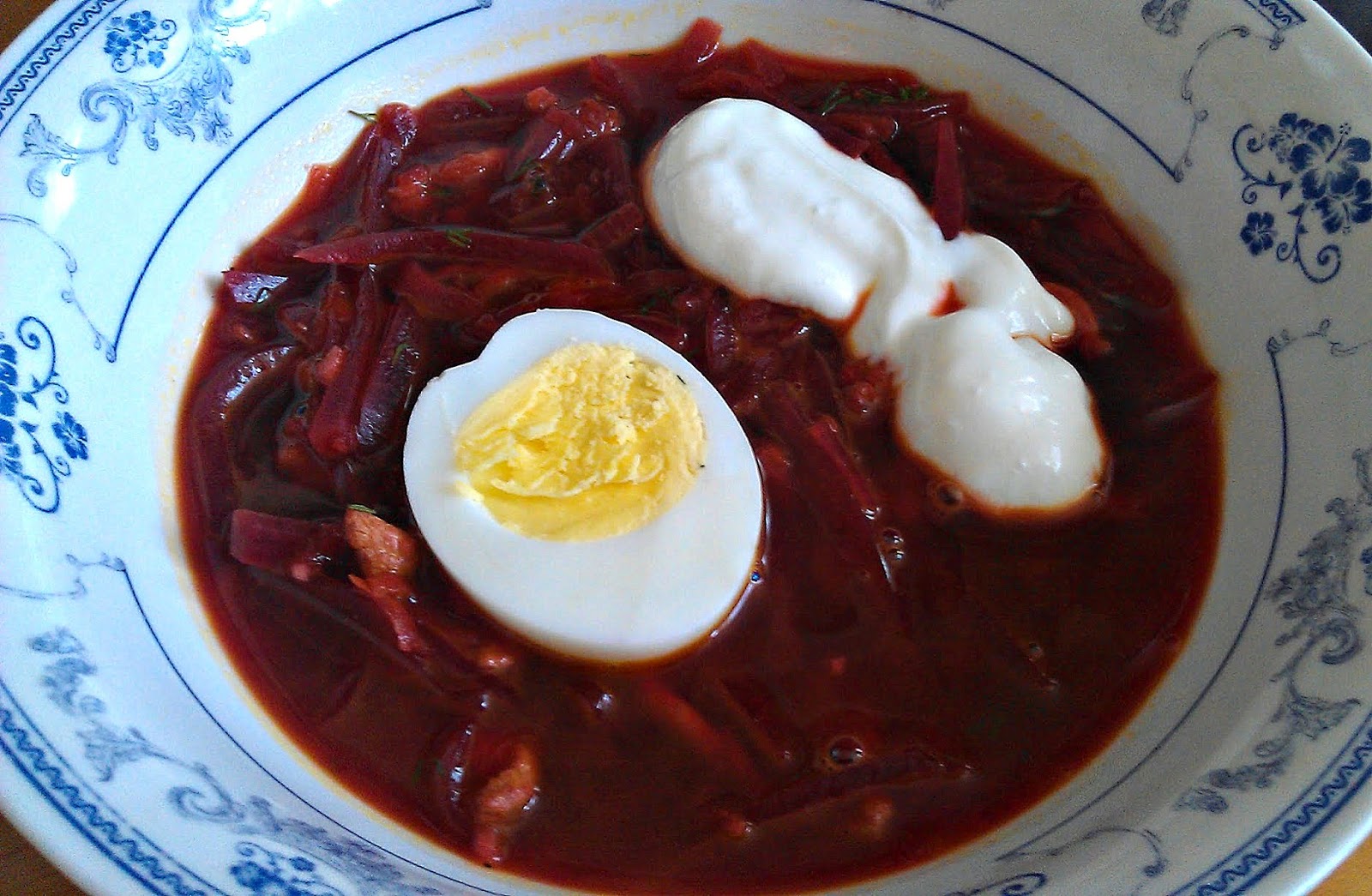 борщ со шкварками. борщ с крылышками. борщ со шкварками. борщ сало водка пампушки. свекольник.