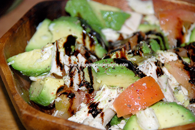 Ensalada de aguacate con pollo y tomate Ensalada de aguacate con pollo y tomate