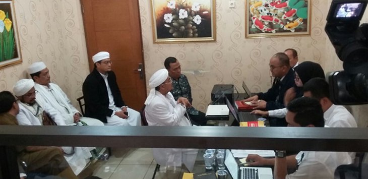 Foto Habib Rizieq Dikawal Pria Berambut Cepak Saat Diperiksa Penyidik Jadi Viral