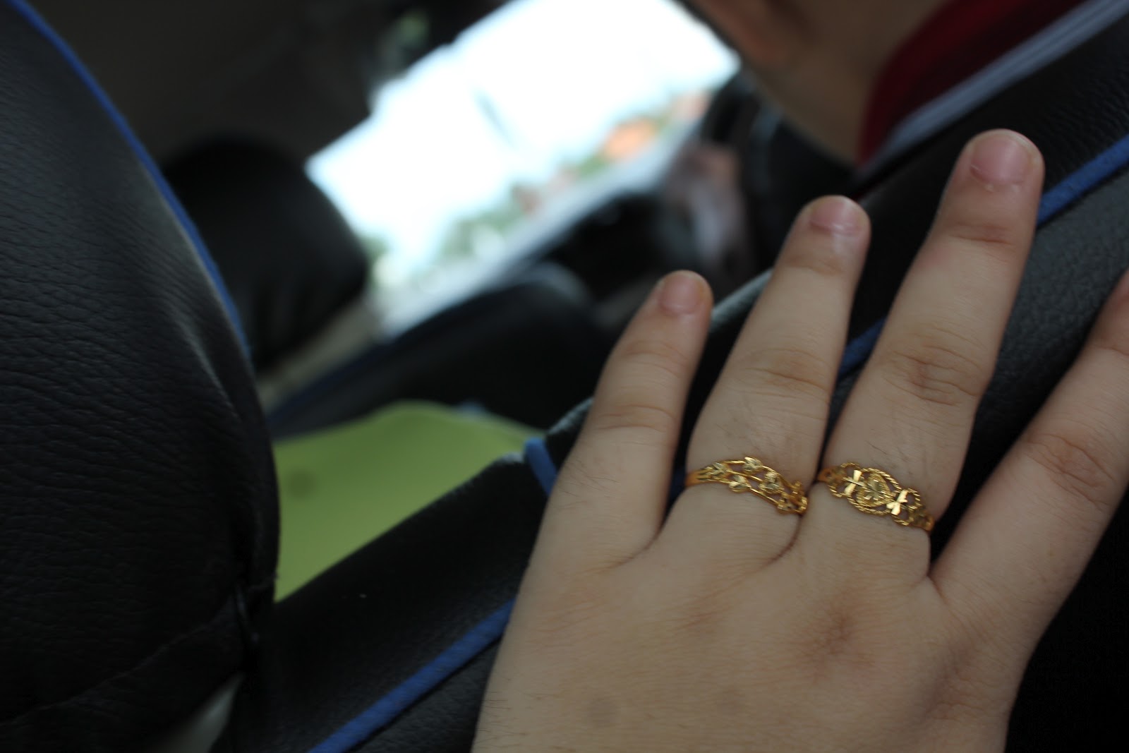 Gambar Cincin Di Jari Wanita