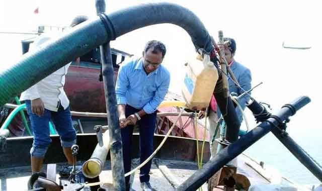 Islampur dredgers mobile court burned ইসলামপুরে ড্রেজার পুড়িয়ে দিল ভ্রাম্যমান আদালত