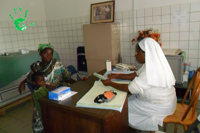 consultazione medica presso il dispensario della missione in Togo