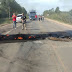 Manifestantes fecham trecho da BR-101 em protesto pelo índice de acidentes causados por buracos