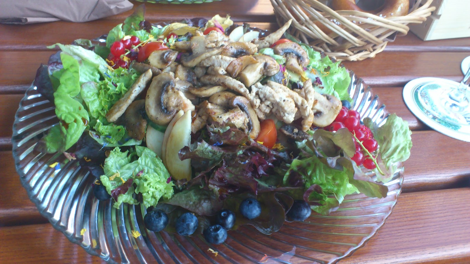 Bunter Salat mit Champignons und Senf- Honig- Dressing