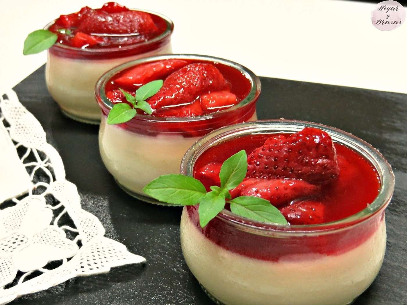 Panna cotta de limón con fresas en su jugo. Hogar y Brasas