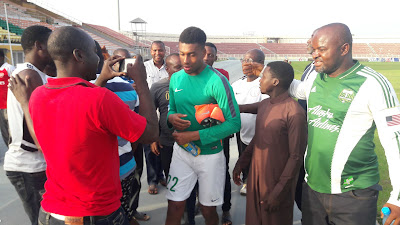 Fans Horde Iheanacho, Iwobi in Abuja