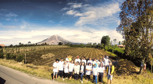 Danau Toba Dan Pulau Samosir, Wisata Alam Populer Dengan Kisah Legenda Foto bersama di Pulau Samosir