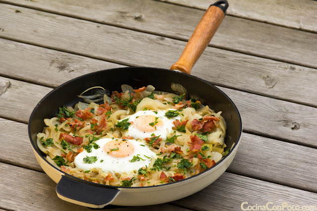 Sarten de cebolla pochada, huevo y bacon - Receta facil