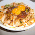 Huevos al plato con gambones y ajetes