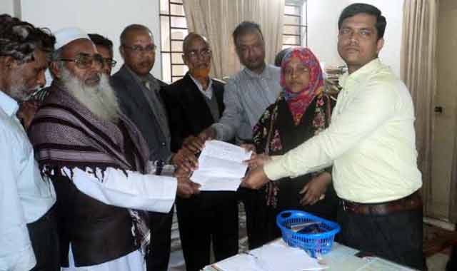Dhanbari teacher Pitalon UP chairman: memorandum giving ধনবাড়ীতে শিক্ষক পিটালেন ইউপি চেয়ারম্যান: স্মারকলিপি প্রদান