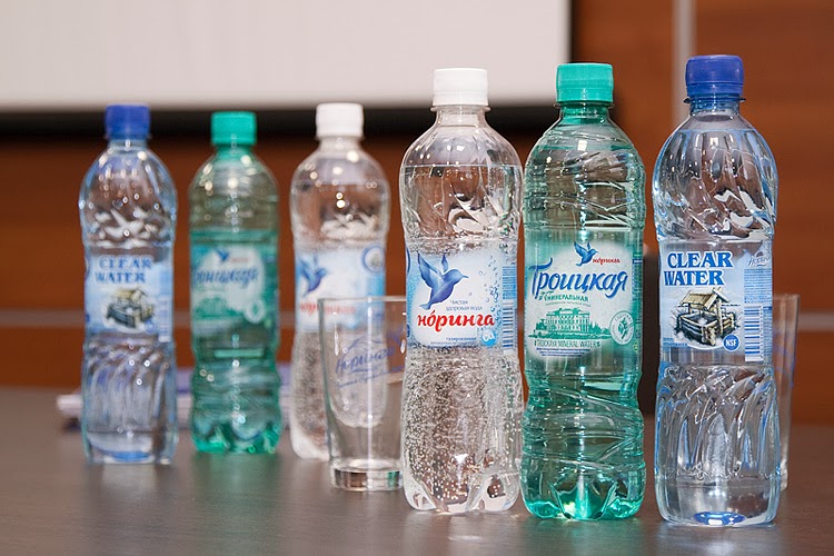 Новая питьевая вода. Питьевые Минеральные воды. Питьевая вода в бутылках. Бутилированная минеральная вода. Бутылка для воды.