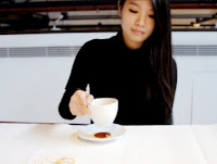 Artista Red Hong Yi Artista Red Hong Yi comenzando su obra con café