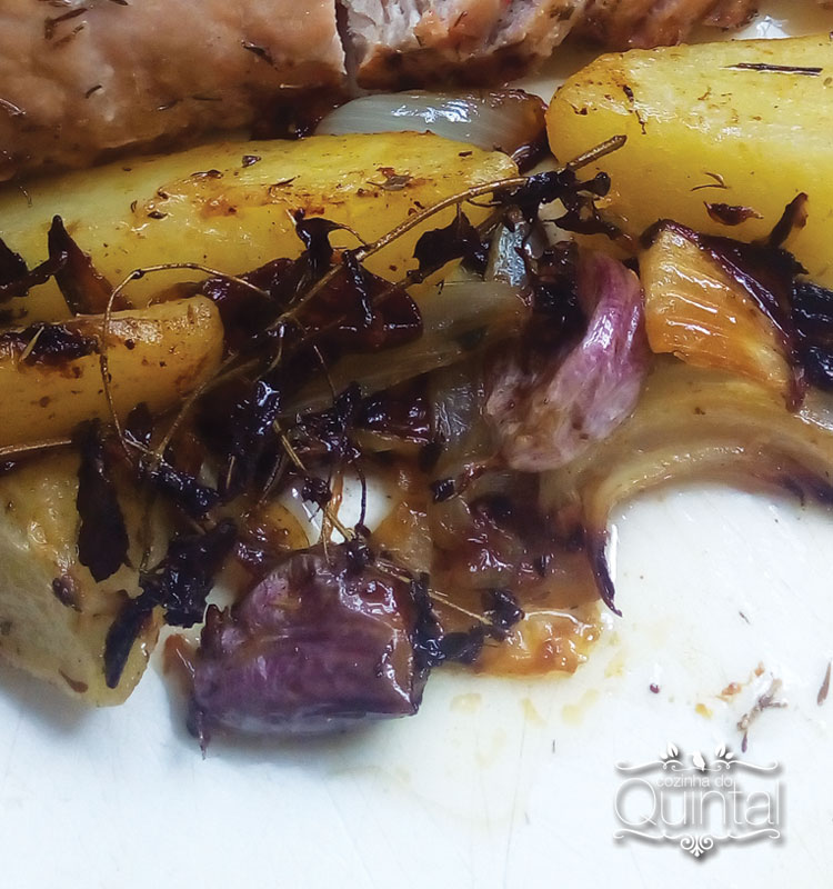 Lombo de Porco no Forno, com Ervas, Cebolas e Batatas na Cozinha do Quintal