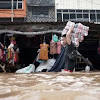 Detik-detik Sejumlah Mobil Terserat Arus Banjir di Bekasi