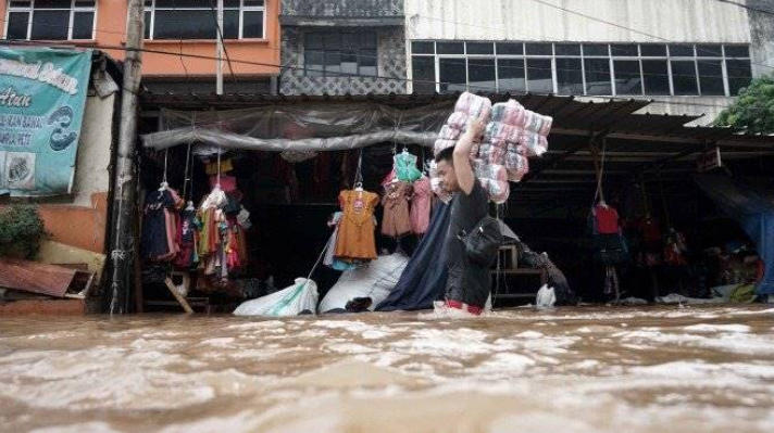 Detik-detik Sejumlah Mobil Terserat Arus Banjir di Bekasi