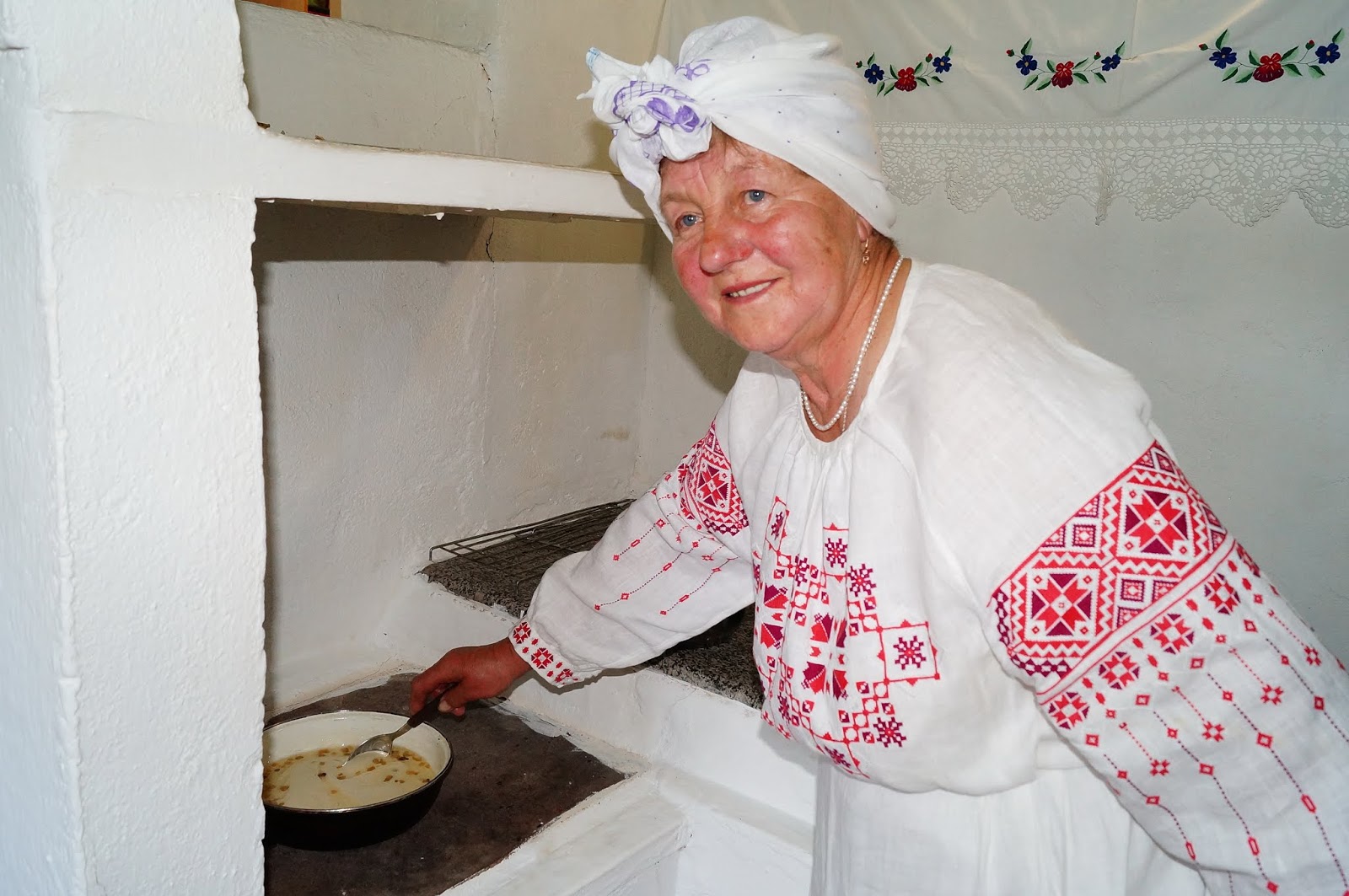 пожилые люди падали в обморок. старуха с ведром. польская бабушка. пол бабушка. пол бабушка.